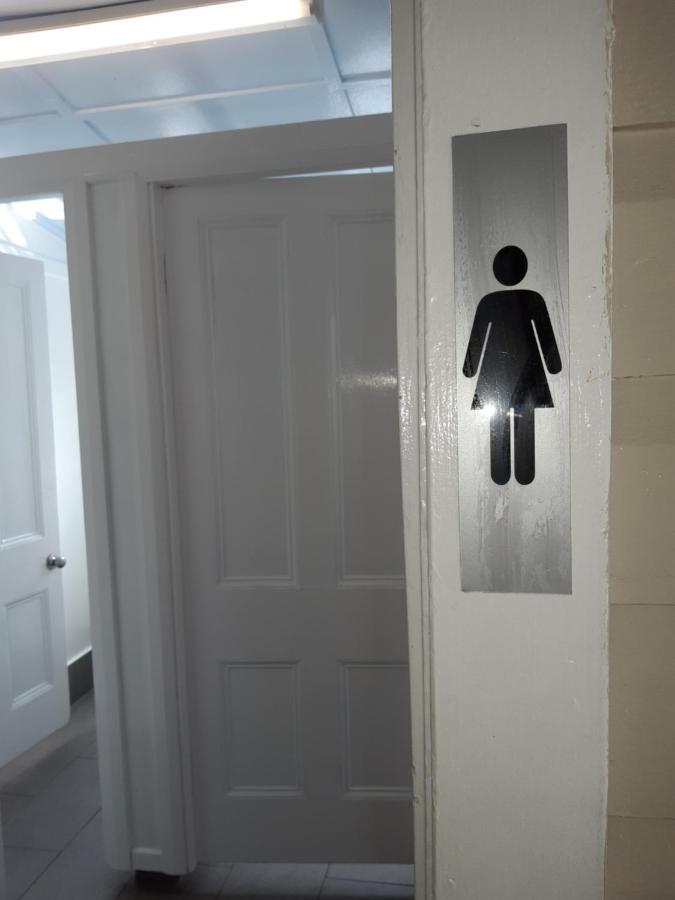 Travellers Paradise Κερνς Εξωτερικό φωτογραφία A door with a pictogram for a women's toilet