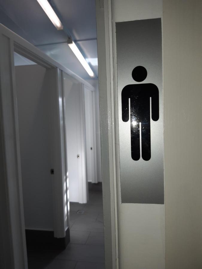 Travellers Paradise Κερνς Εξωτερικό φωτογραφία A men's restroom sign