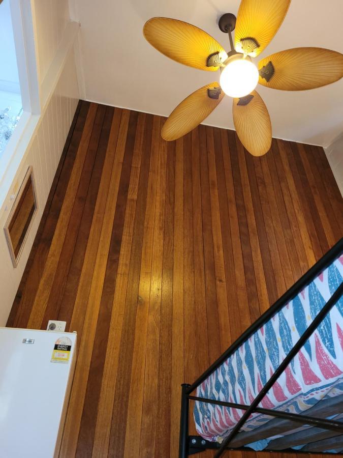 Travellers Paradise Κερνς Εξωτερικό φωτογραφία A floor made of teak