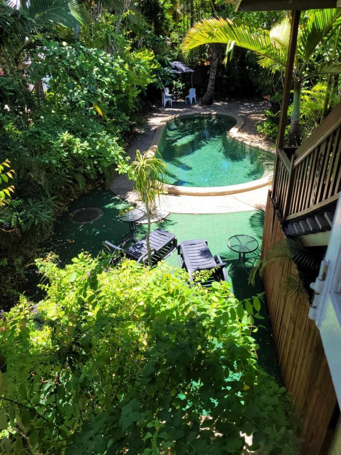 Travellers Paradise Κερνς Εξωτερικό φωτογραφία The pool at the hotel