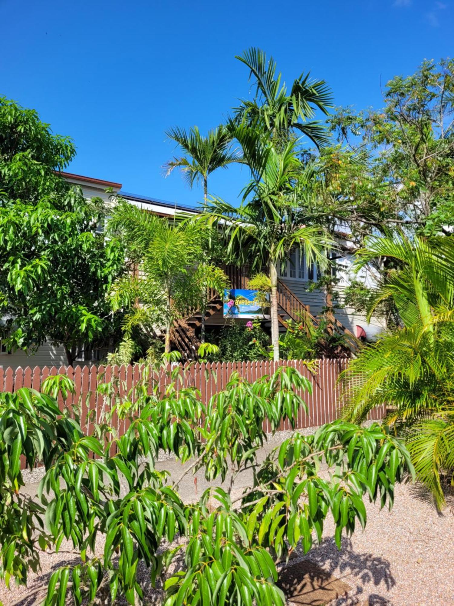 Travellers Paradise Κερνς Εξωτερικό φωτογραφία The house from the street