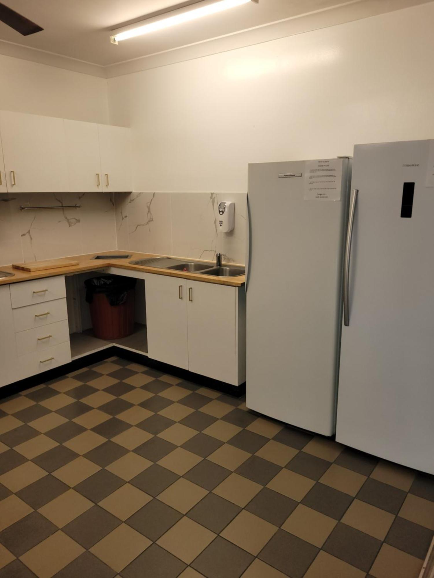 Travellers Paradise Κερνς Εξωτερικό φωτογραφία A typical kitchen in a student residence hall