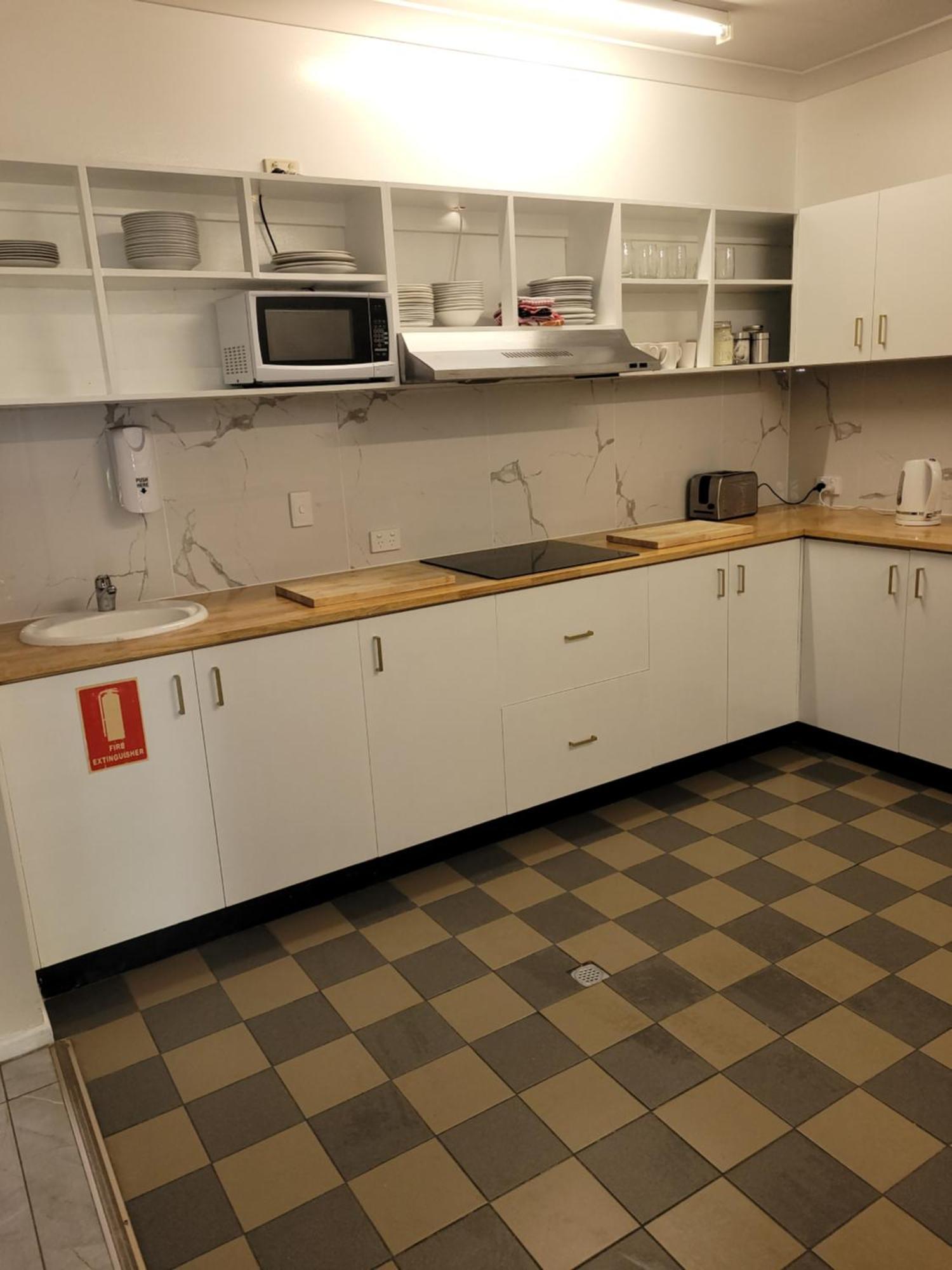 Travellers Paradise Κερνς Εξωτερικό φωτογραφία A kitchen in a student apartment