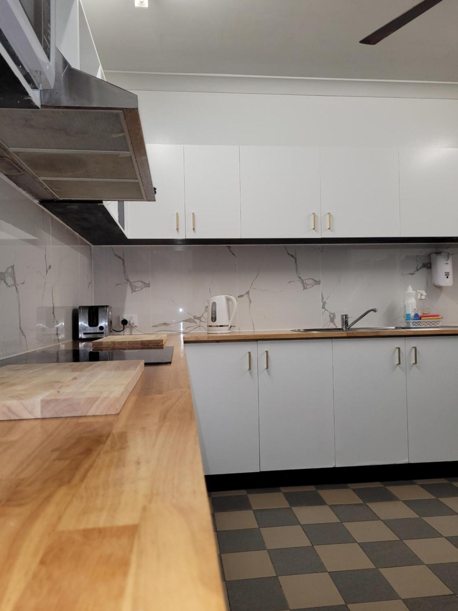 Travellers Paradise Κερνς Εξωτερικό φωτογραφία A typical kitchen in a hostel