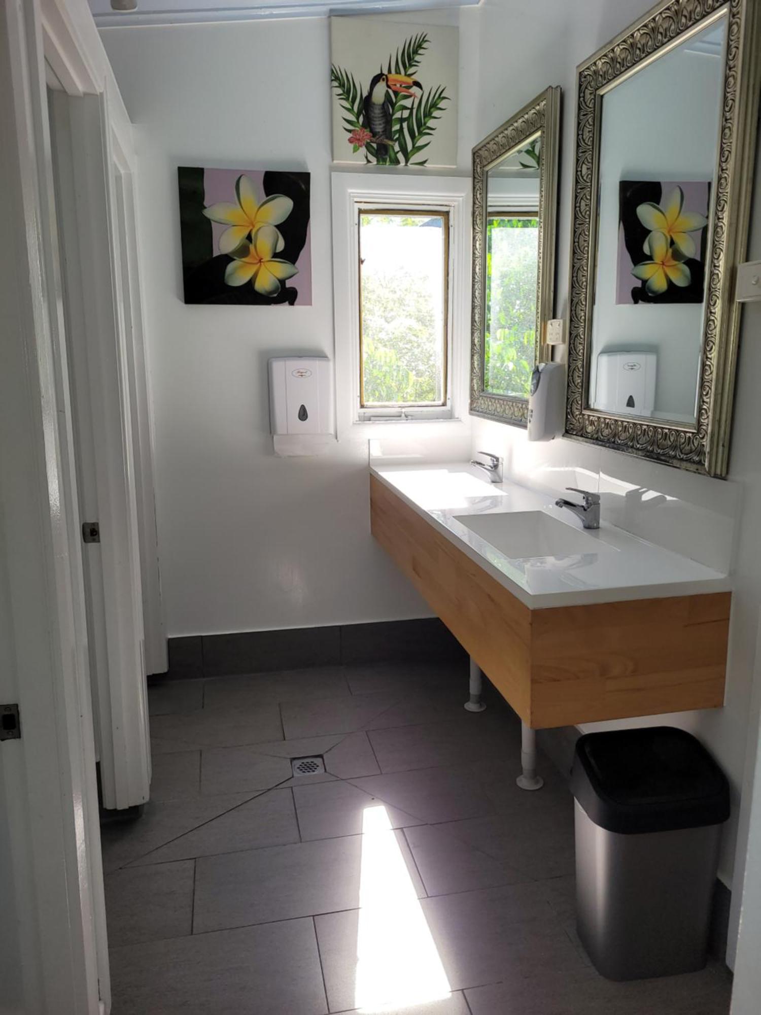 Travellers Paradise Κερνς Εξωτερικό φωτογραφία A modern bathroom