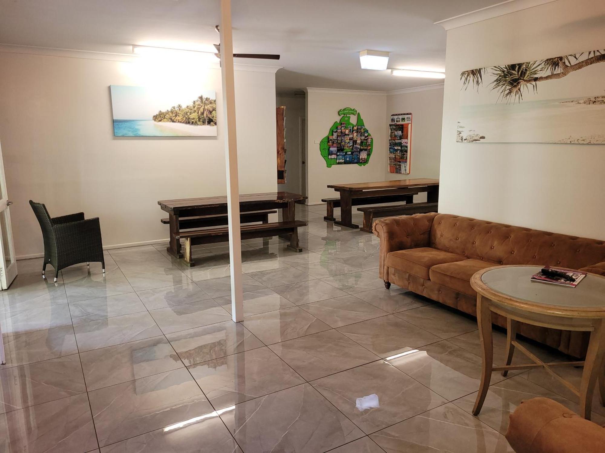Travellers Paradise Κερνς Εξωτερικό φωτογραφία The lobby of the hostel