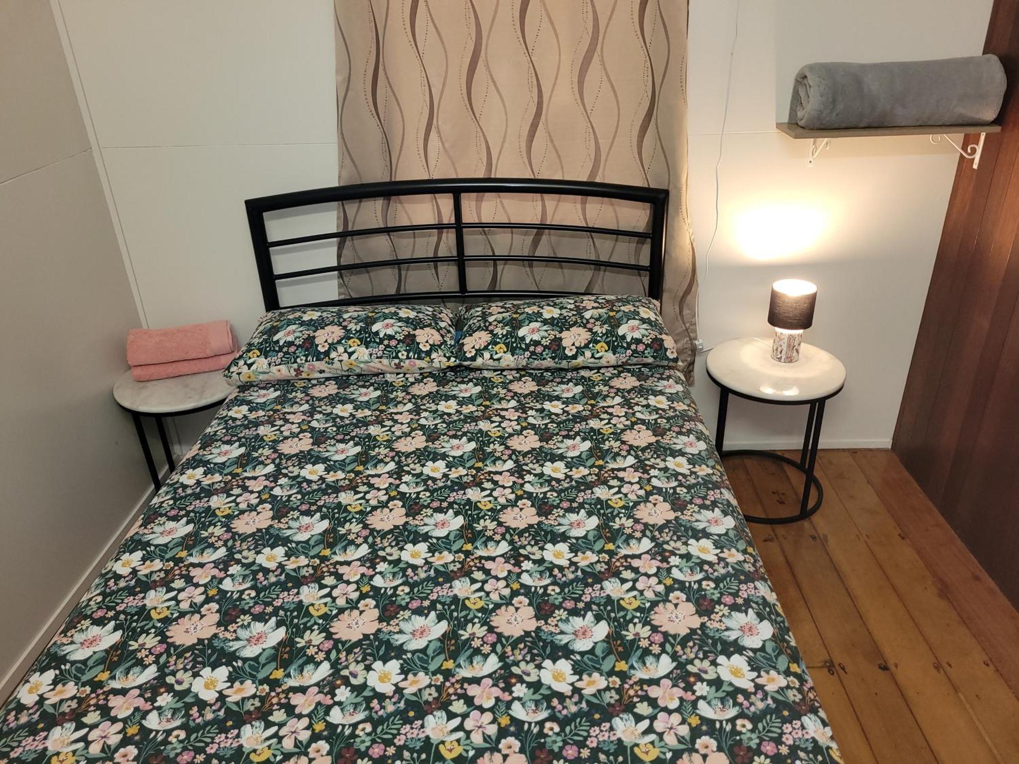Travellers Paradise Κερνς Εξωτερικό φωτογραφία A bed with a mattress