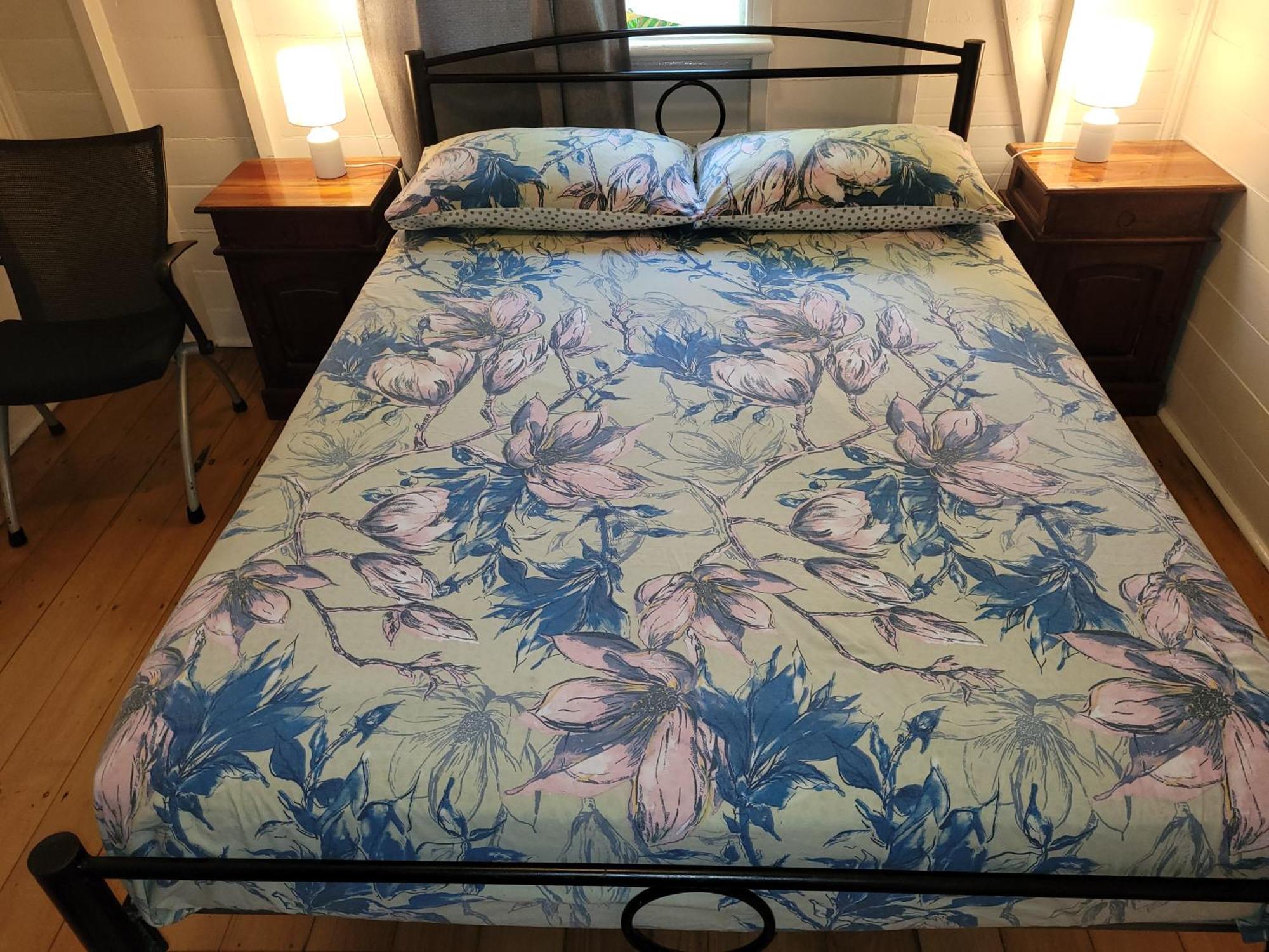 Travellers Paradise Κερνς Εξωτερικό φωτογραφία A bed with a fitted sheet