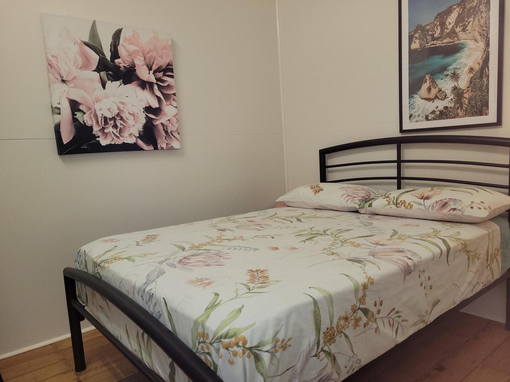 Travellers Paradise Κερνς Εξωτερικό φωτογραφία A double bed