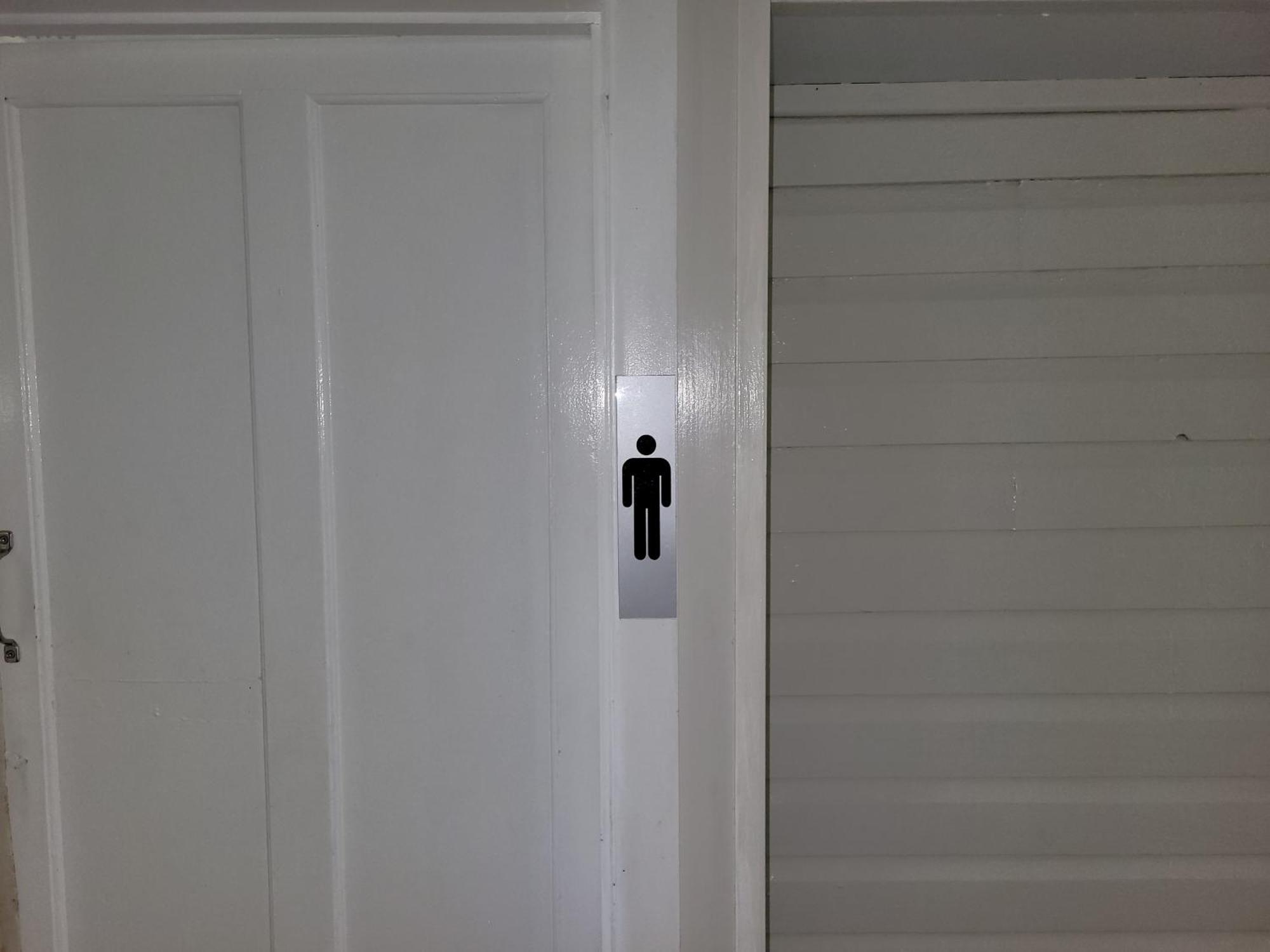Travellers Paradise Κερνς Εξωτερικό φωτογραφία A male toilet sign