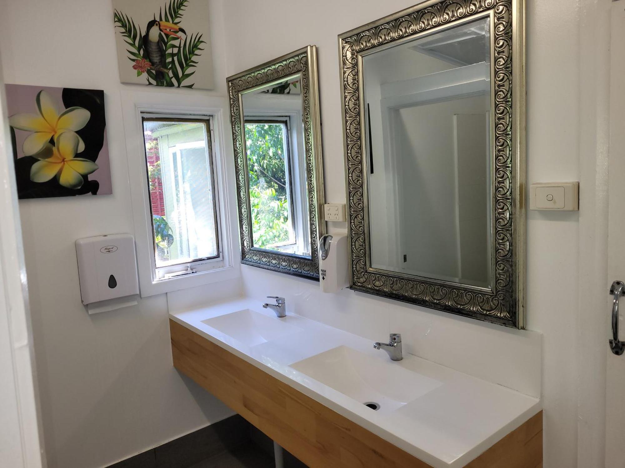 Travellers Paradise Κερνς Εξωτερικό φωτογραφία A modern bathroom