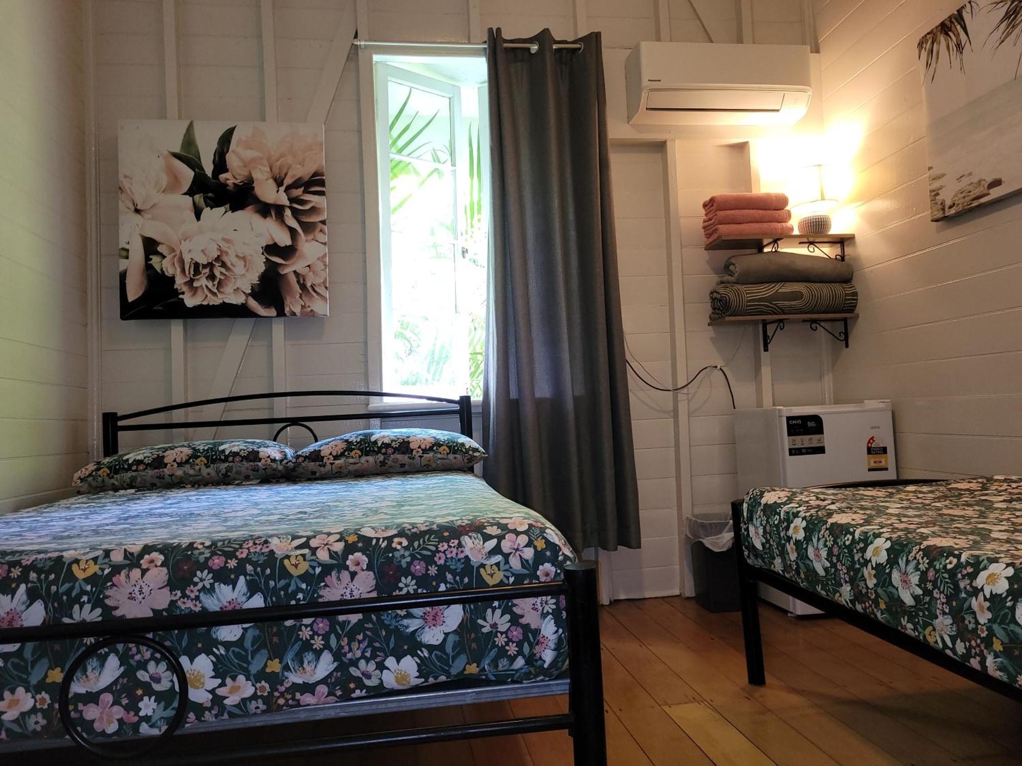 Travellers Paradise Κερνς Εξωτερικό φωτογραφία A room at the hostel