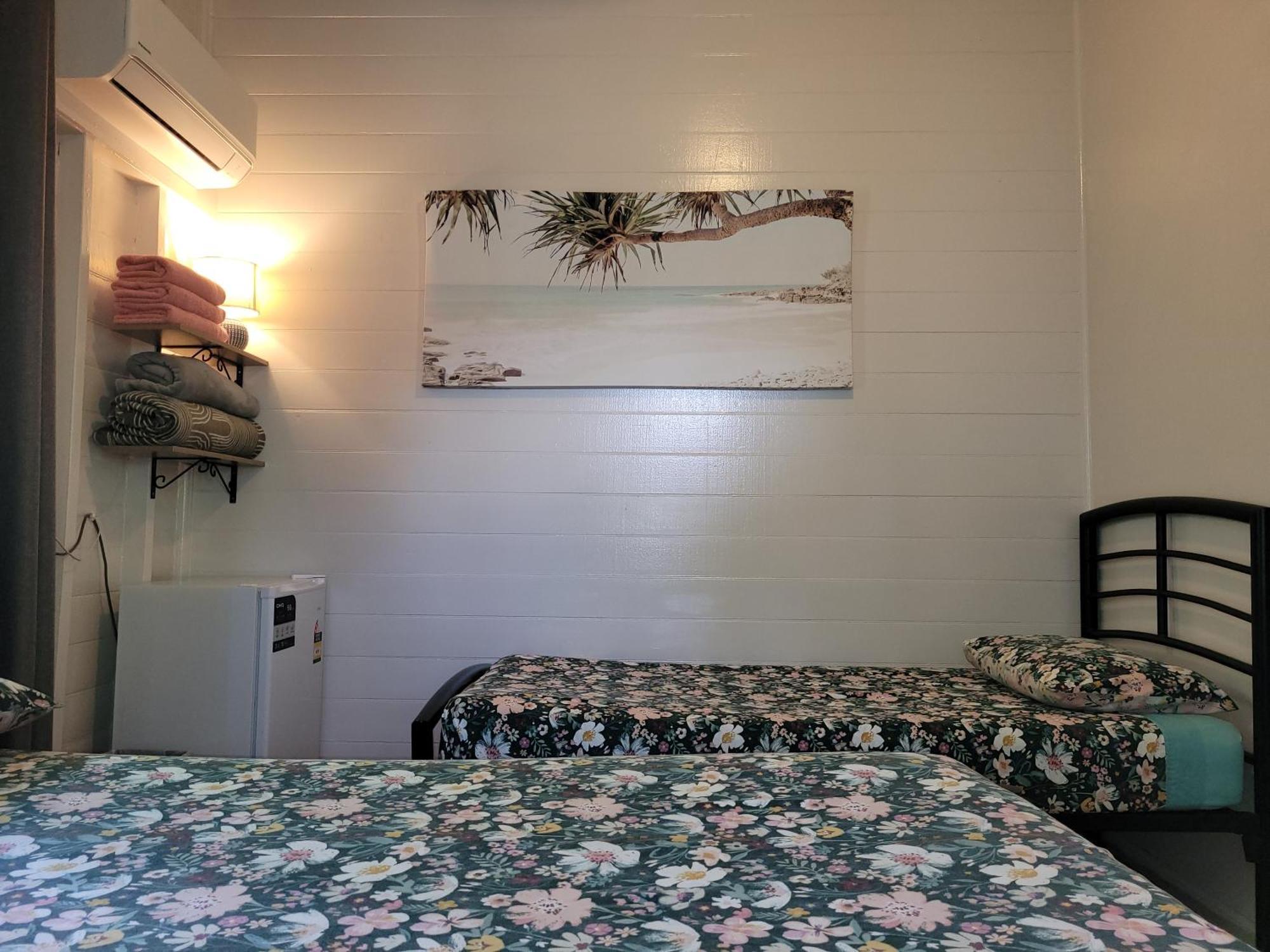 Travellers Paradise Κερνς Εξωτερικό φωτογραφία A room at the hostel