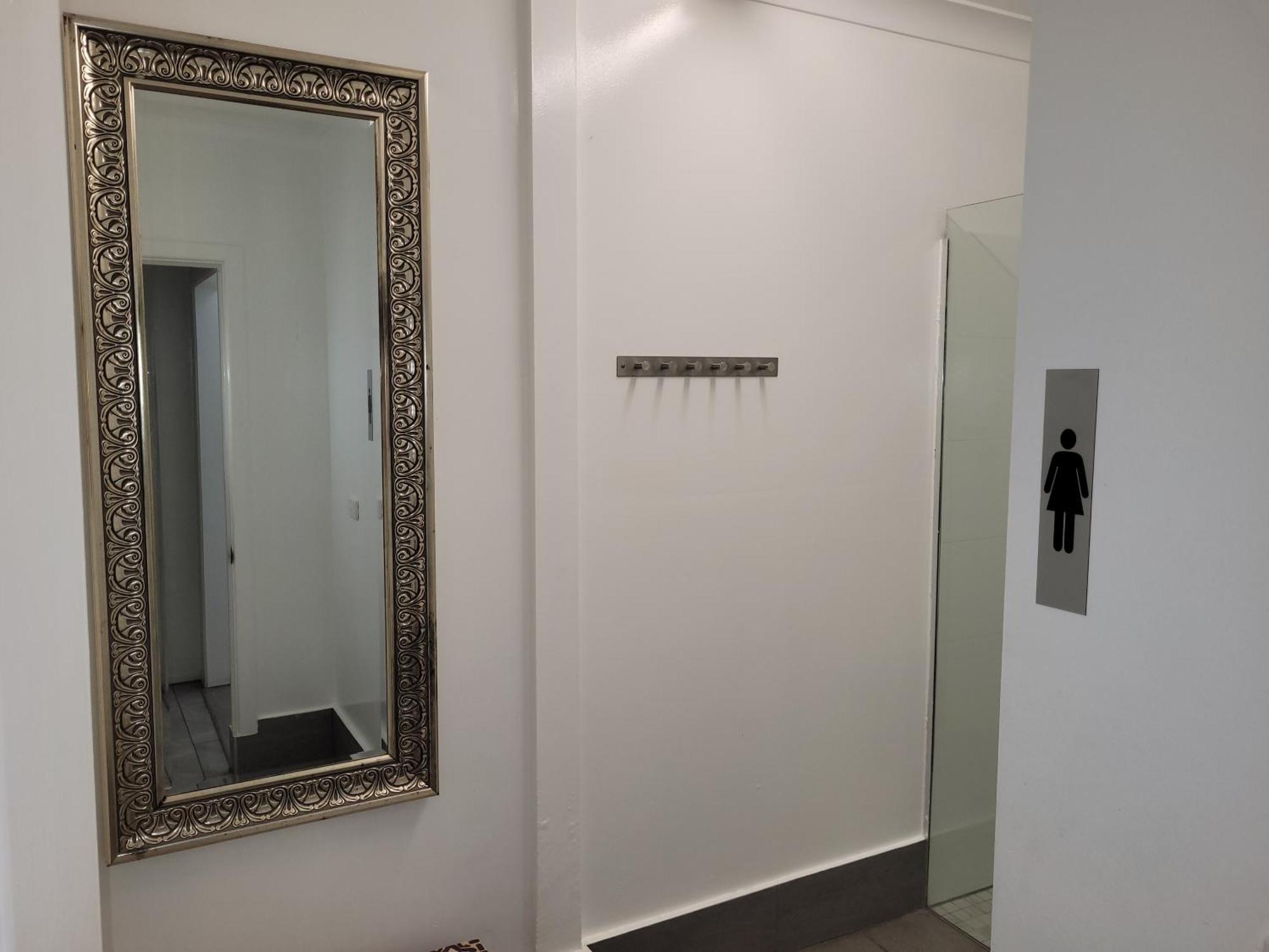 Travellers Paradise Κερνς Εξωτερικό φωτογραφία A coat rack