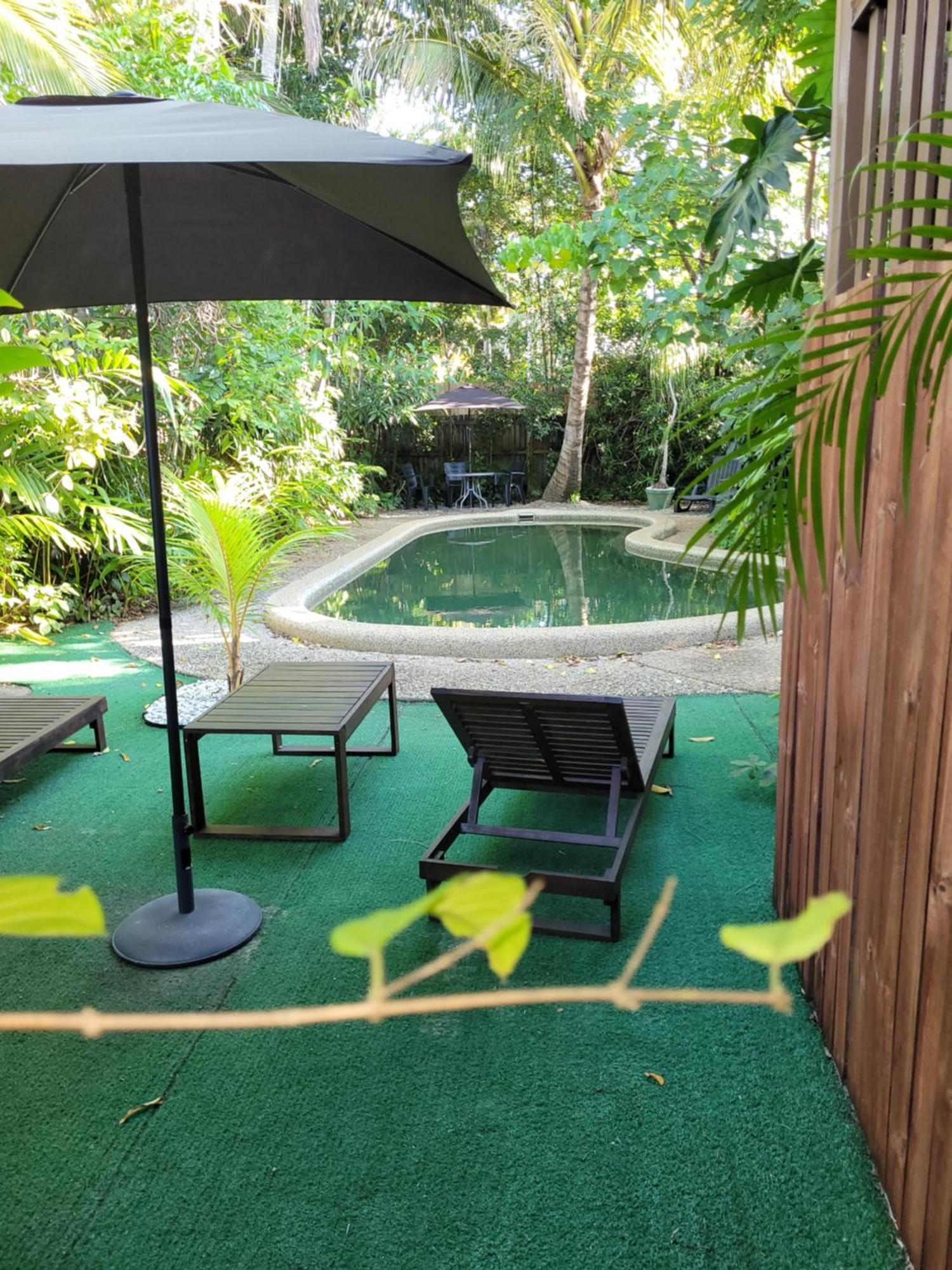 Travellers Paradise Κερνς Εξωτερικό φωτογραφία A private pool at a resort in Thailand
