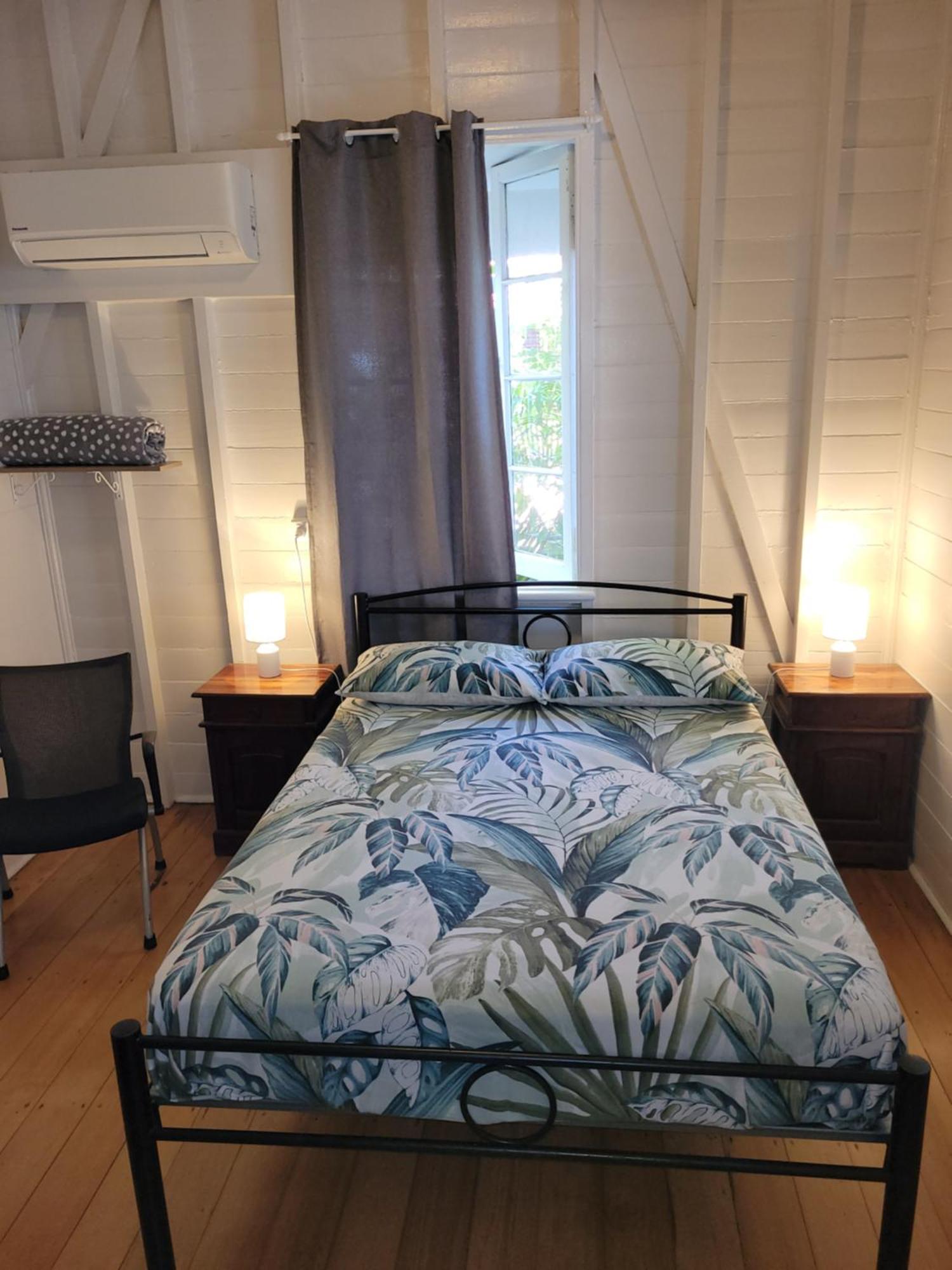 Travellers Paradise Κερνς Εξωτερικό φωτογραφία A bedroom in a hostel