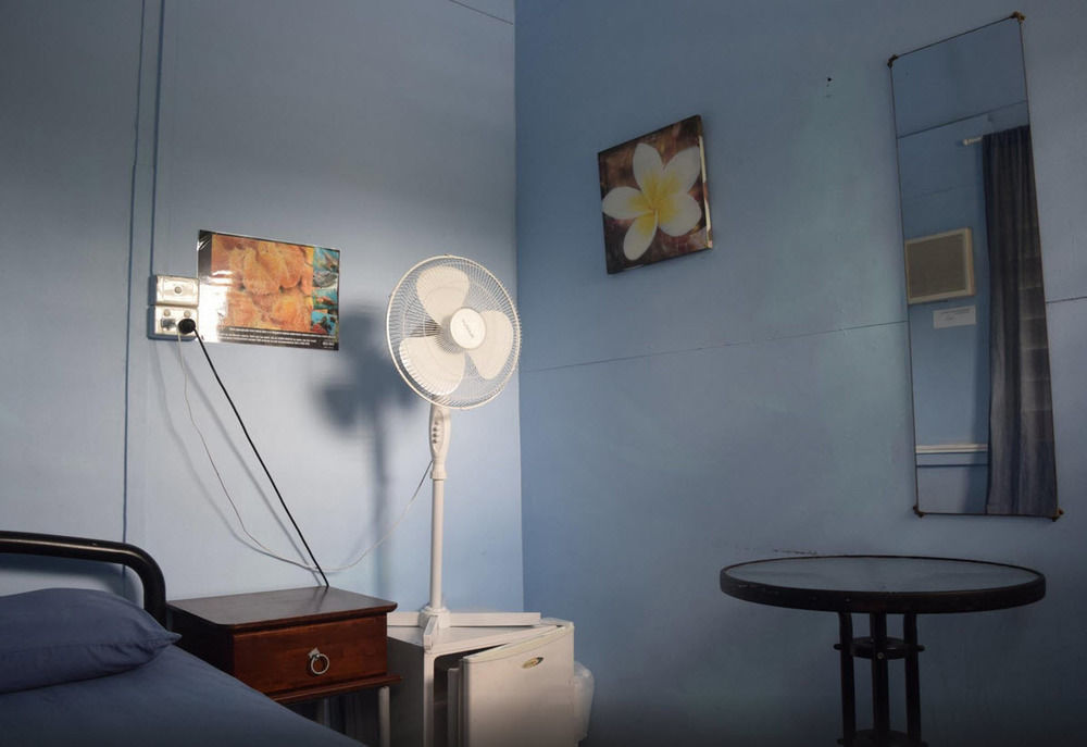 Travellers Paradise Κερνς Εξωτερικό φωτογραφία A room at the hostel