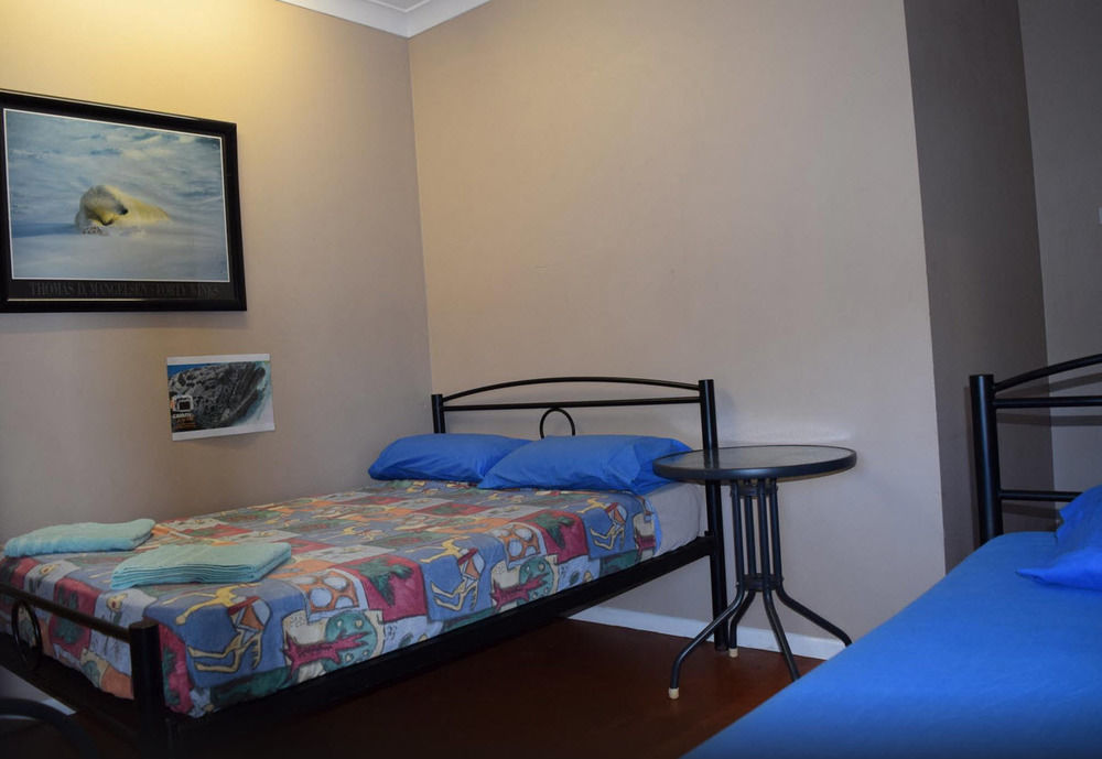 Travellers Paradise Κερνς Εξωτερικό φωτογραφία A room at the hostel