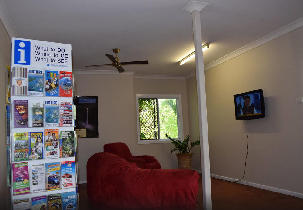 Travellers Paradise Κερνς Εξωτερικό φωτογραφία The lobby of the station