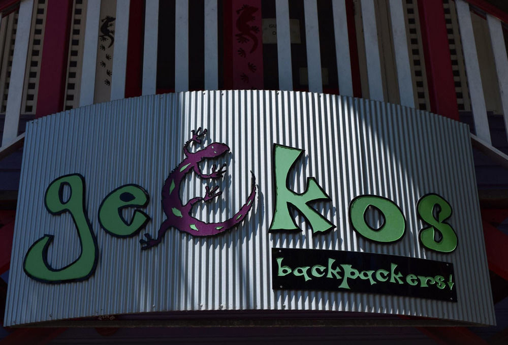 Travellers Paradise Κερνς Εξωτερικό φωτογραφία The logo of the chain