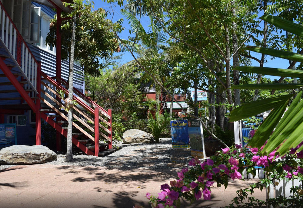 Travellers Paradise Κερνς Εξωτερικό φωτογραφία The beach at the resort