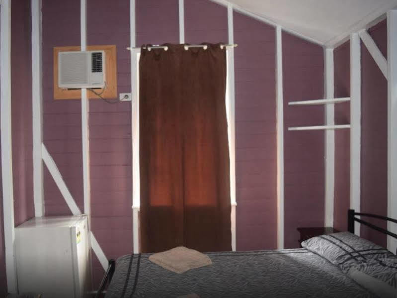 Travellers Paradise Κερνς Εξωτερικό φωτογραφία A room in a typical Japanese capsule hotel