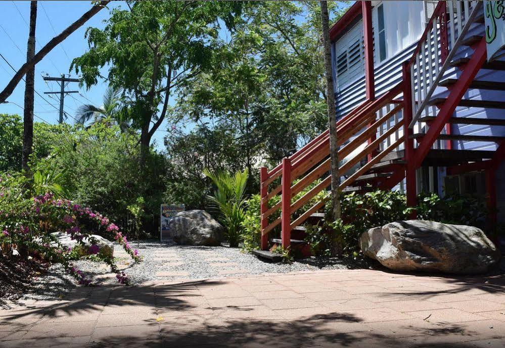 Travellers Paradise Κερνς Εξωτερικό φωτογραφία The entrance to the house