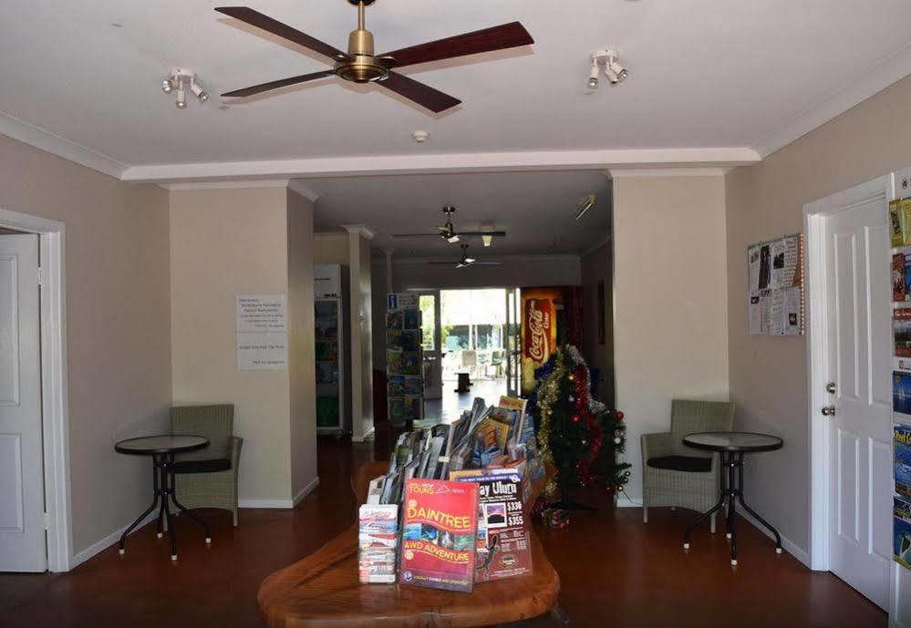 Travellers Paradise Κερνς Εξωτερικό φωτογραφία The lobby of the station