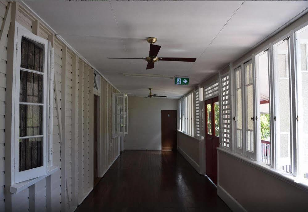 Travellers Paradise Κερνς Εξωτερικό φωτογραφία Corridor, 2015